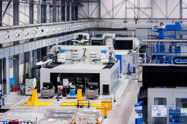 Vue par drone dans un atelier industriel, reportage photo pour la communication d'entreprise