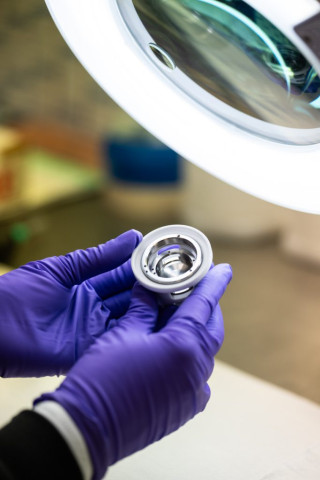Ingénieur vérifiant la structure d'une pièce imprimée en 3D titane – Reportage photo R&D et innovation Trets.