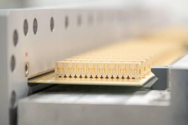 Connectique dorée haute fréquence résistante aux conditions extrêmes – Photographie de détail technique Var.