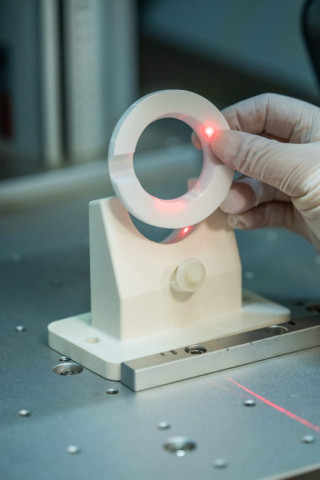 Mesure d'interférométrie laser sur un composant optique de pointe – Photographie technique et scientifique Marseille.