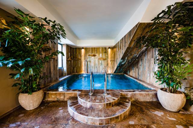 Espace spa et bien-être d'un hôtel, atmosphère apaisante et matières nobles