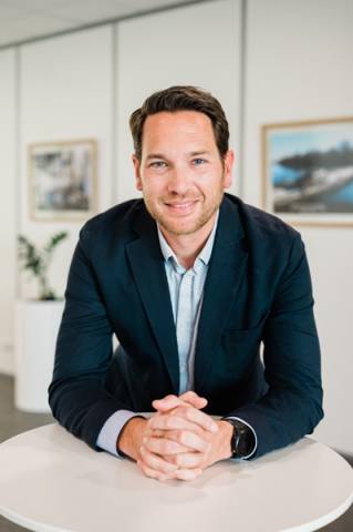 Portrait corporate d'un dirigeant en costume, réalisé en studio mobile dans ses bureaux