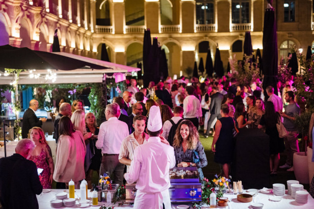 Chef cuisinier préparant une animation culinaire en direct devant les invités lors du cocktail dînatoire d'entreprise à Marseille.