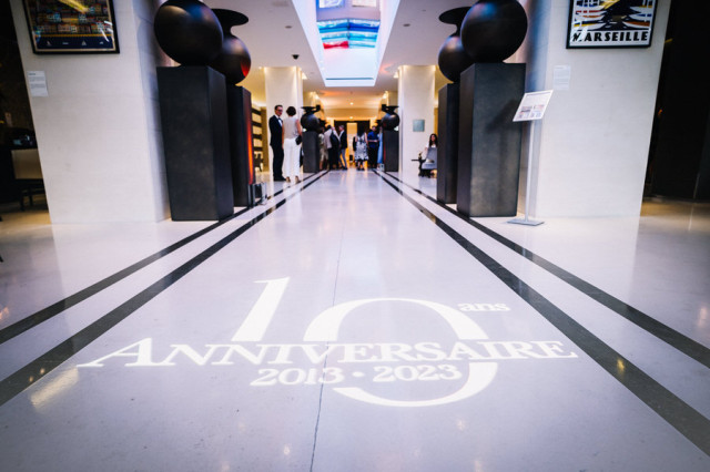 Projection lumineuse au sol célébrant les 10 ans (2013-2023) dans le hall d'accueil de l'InterContinental Marseille.