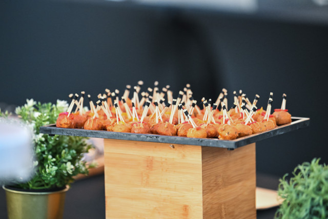 Présentation de bouchées sur-mesure lors du cocktail de la soirée événementiel Higco à Coudoux.