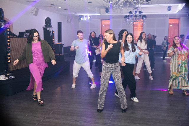 Collaborateurs dansant et célébrant sur la piste de danse lors de la soirée événementiel Higco.