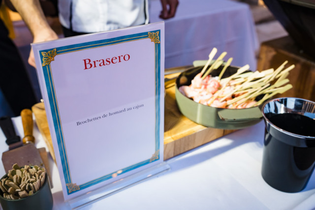 Gros plan sur le menu de l'animation Brasero et des brochettes préparées par le traiteur lors de l'événement.
