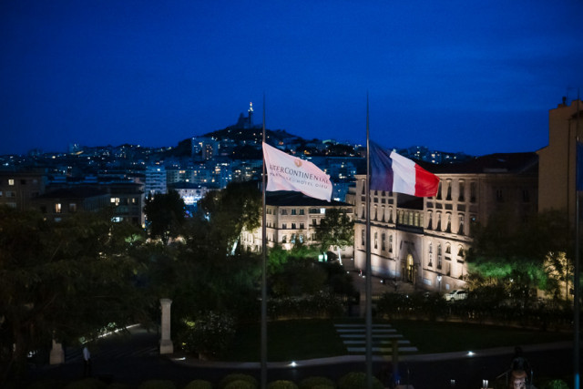 Vue nocturne depuis la terrasse InterContinental Hôtel-Dieu avec les drapeaux lors du gala.