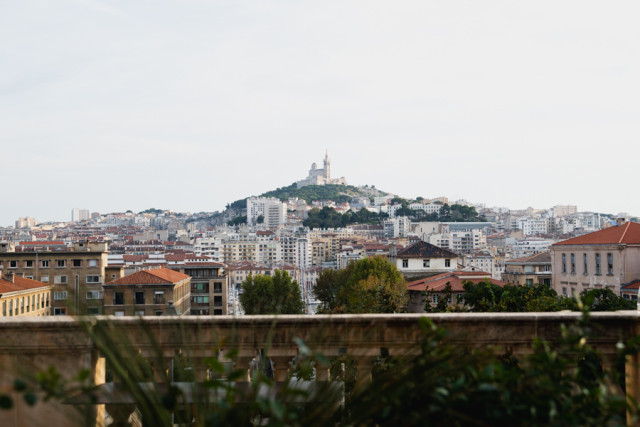 Vue panoramique sur la ville de Marseille et la basilique Notre-Dame de la Garde depuis les terrasses de réception.