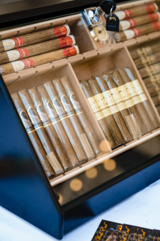 Détail d'une cave à cigares de prestige proposée aux invités lors de la soirée de gala d'entreprise.